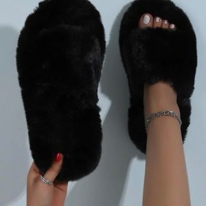 Minimalist fluffy slippers